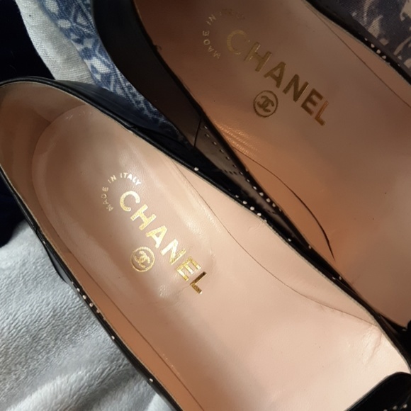 A pair of beautiful Chanel size 38 (8 1/2) I am - Picture 2 of 8